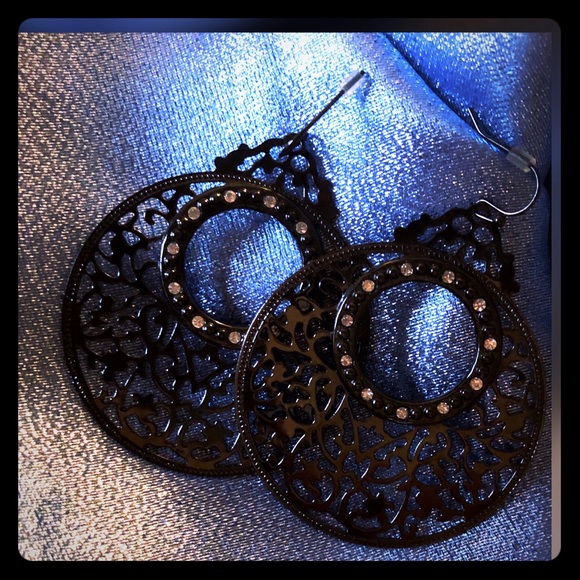 Black Earring Set - Picture 1 of 2